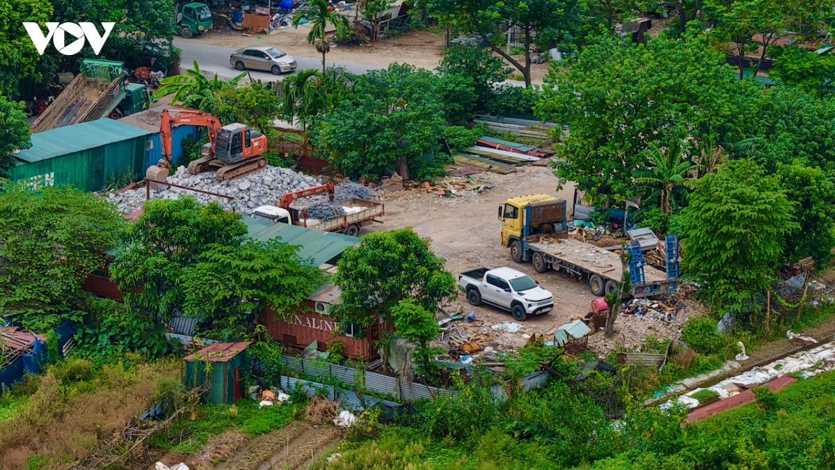 bai xe thit be tong tren dat nong nghiep, sat truong hoc o ha noi hinh anh 3