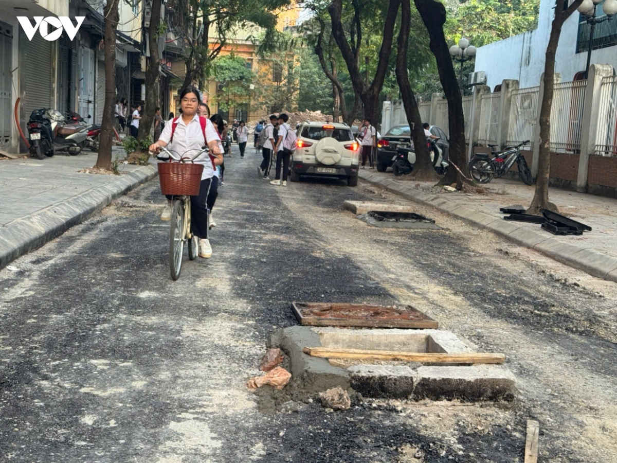thi cong duong o khu do thi Den lu ha noi gay mat an toan, nguoi dan buc xuc hinh anh 2