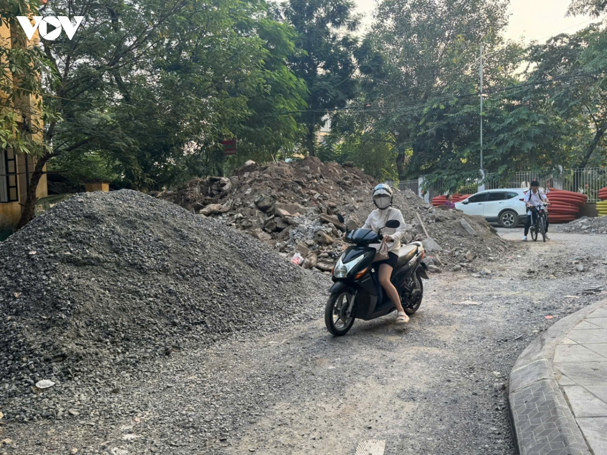 thi cong duong o khu do thi Den lu ha noi gay mat an toan, nguoi dan buc xuc hinh anh 7
