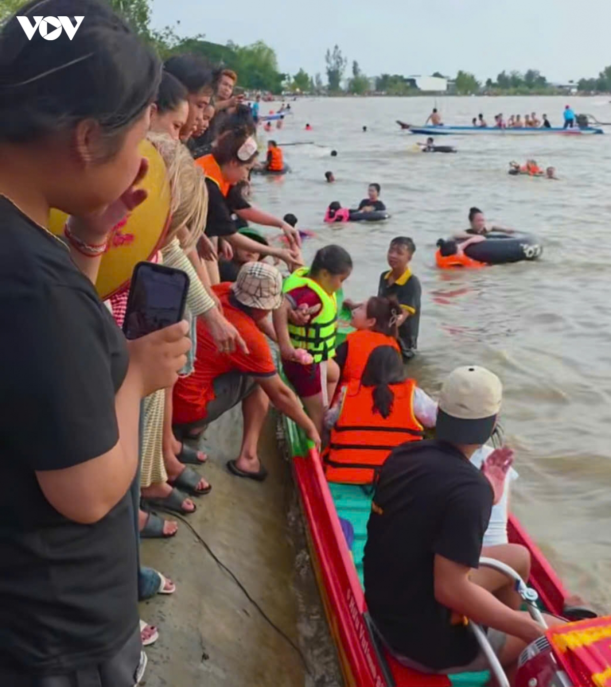 khach un un di choi dip 2 9, nhieu dia phuong thu hang nghin ty dong hinh anh 11
