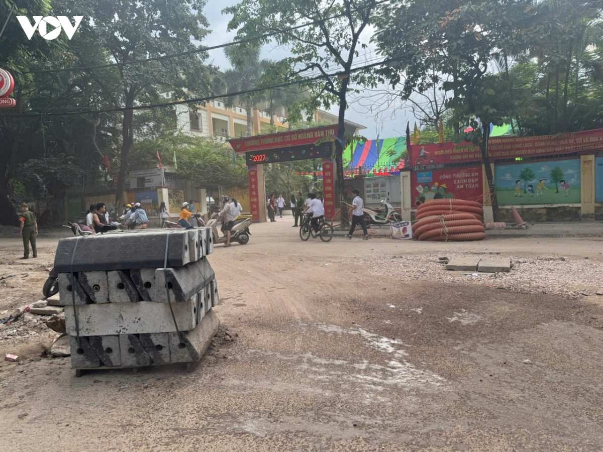 thi cong duong o khu do thi Den lu ha noi gay mat an toan, nguoi dan buc xuc hinh anh 4