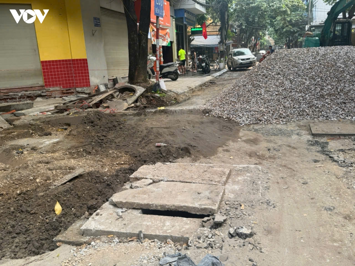 thi cong duong o khu do thi Den lu ha noi gay mat an toan, nguoi dan buc xuc hinh anh 5
