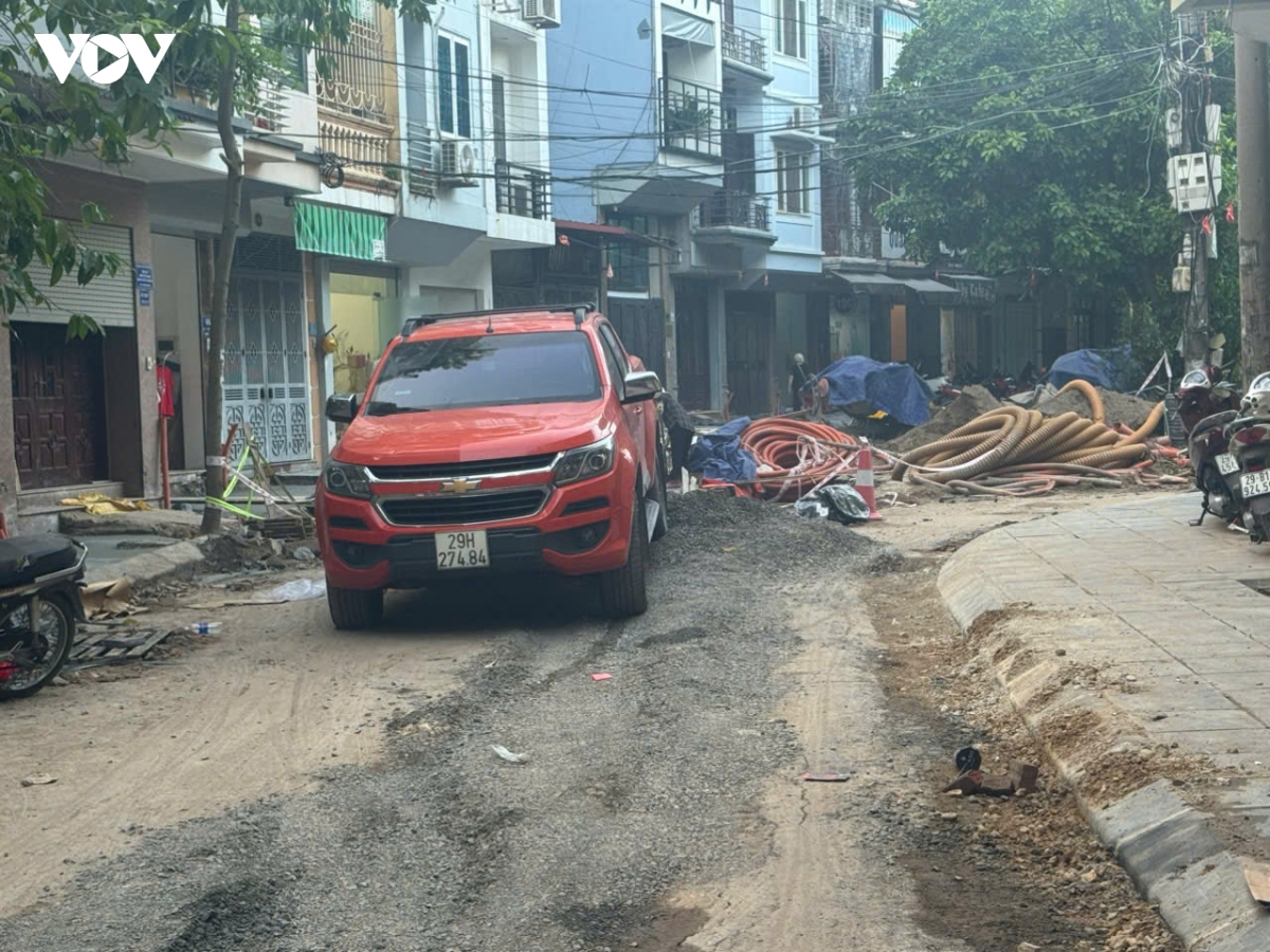 thi cong duong o khu do thi Den lu ha noi gay mat an toan, nguoi dan buc xuc hinh anh 6