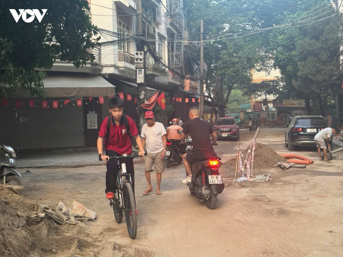 thi cong duong o khu do thi Den lu ha noi gay mat an toan, nguoi dan buc xuc hinh anh 1
