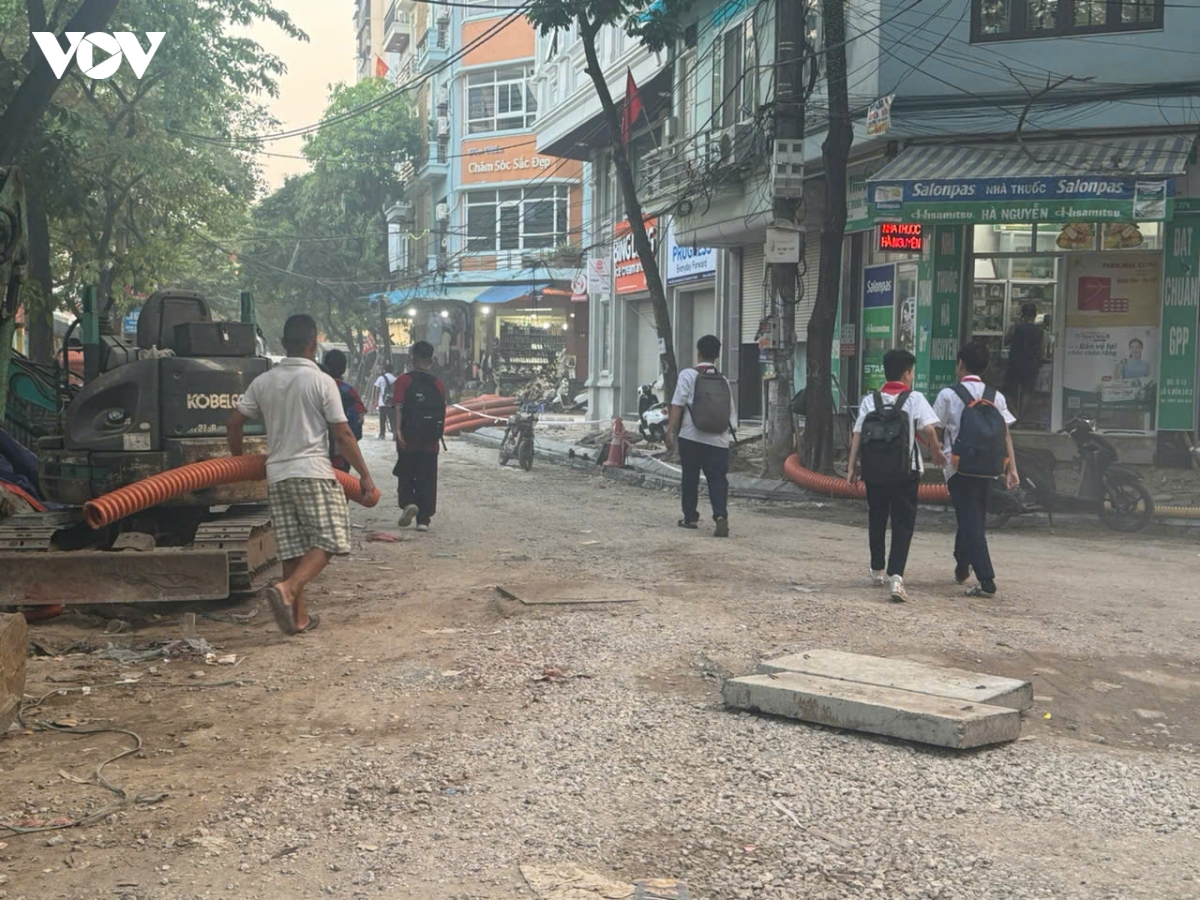 thi cong duong o khu do thi Den lu ha noi gay mat an toan, nguoi dan buc xuc hinh anh 3