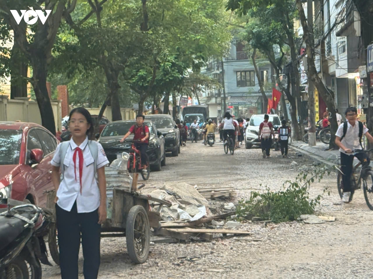 Thi công đường ở Khu đô thị Đền Lừ (Hà Nội) gây mất an toàn, người dân bức xúc