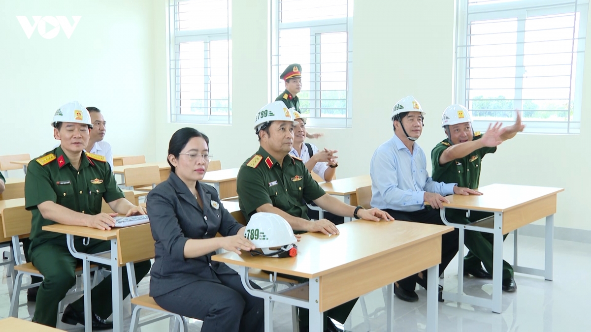 thuong tuong phung si tan kiem tra truong noi tru ea rok, Dak lak hinh anh 3