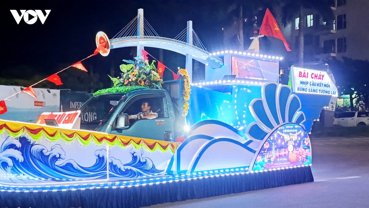ruc ro sac mau tai dem hoi trang ram thu fest - bai chay 2026 hinh anh 15