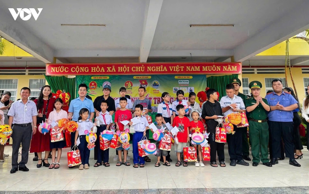 hon 2.200 suat qua trung thu den voi thieu nhi vung bien gioi Dak lak hinh anh 2