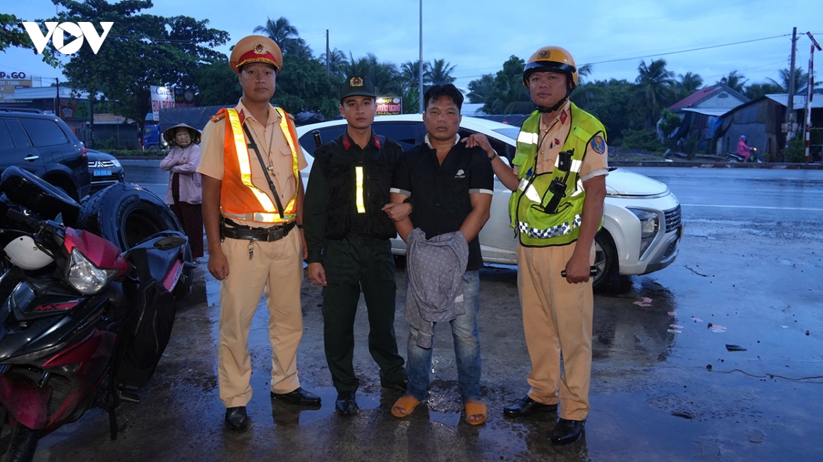bat doi tuong van chuyen 15.500 bao thuoc la dieu nhap lau hinh anh 1