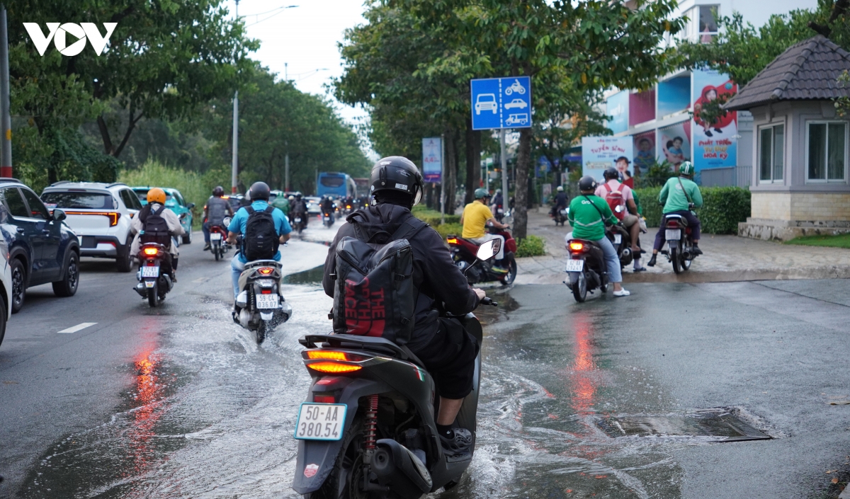 trieu cuong dat dinh, nguoi dan tp.hcm chat vat di chuyen trong bien nuoc hinh anh 6