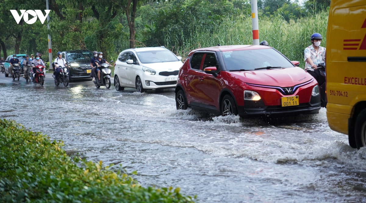trieu cuong dat dinh, nguoi dan tp.hcm chat vat di chuyen trong bien nuoc hinh anh 5