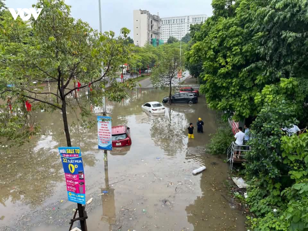 mua lon, nhieu tuyen duong o bac ninh ngap sau trong nuoc hinh anh 2