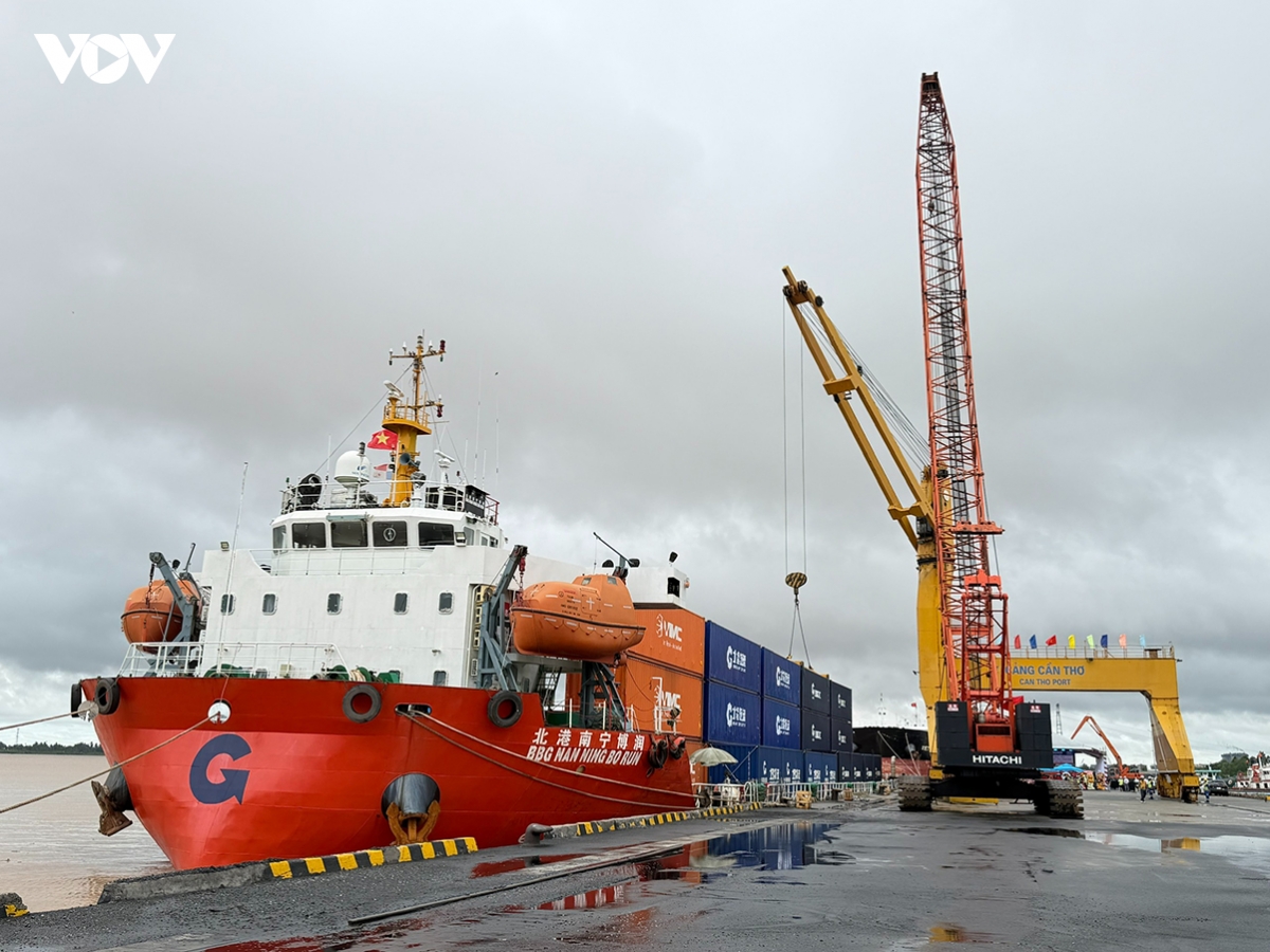 first container vessel from china arrives in can tho via river-sea route picture 1