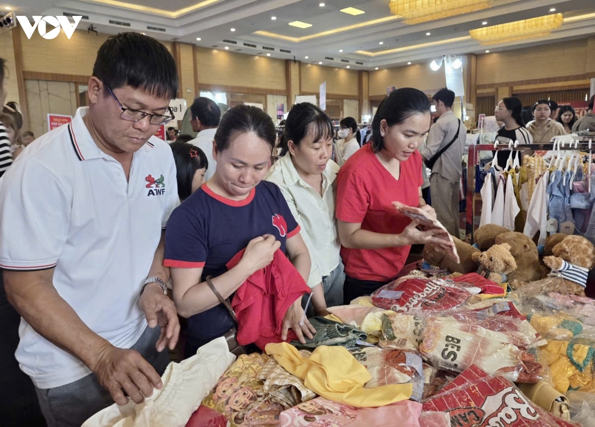 hang nghin nguoi tham gia phien dau tien mega sale 2026 tai Dak lak hinh anh 2