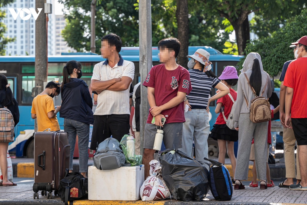 het nghi le 2 9, nguoi dan met moi vi nang nong tren duong tro lai ha noi hinh anh 4
