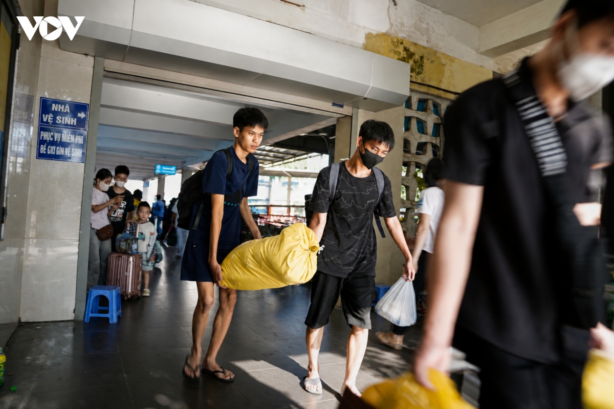 het nghi le 2 9, nguoi dan met moi vi nang nong tren duong tro lai ha noi hinh anh 3