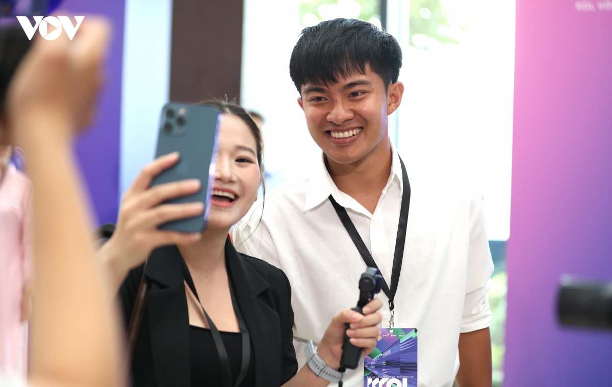 hon 1.000 kol hoi tu, cung kien tao niem tin tren khong gian so hinh anh 7