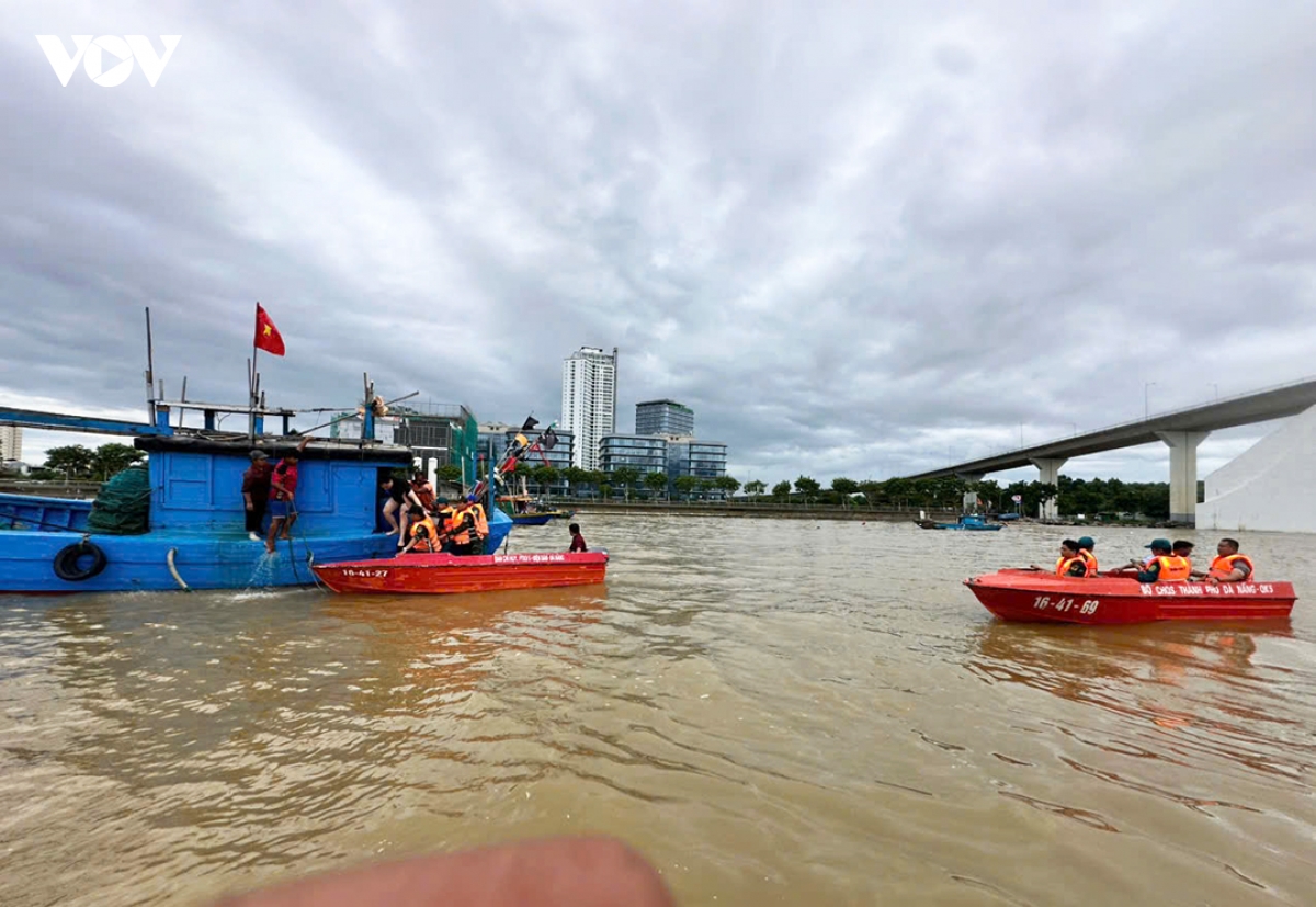 Kịp thời cứu thanh niên đuối nước trên sông Hàn