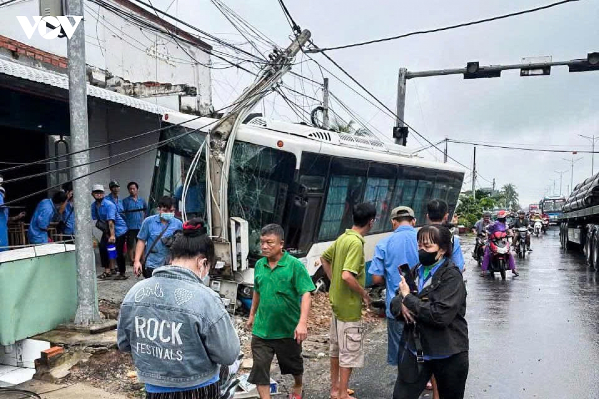 xe dua ruoc cong nhan lao len via he, tong gay tru dien o tay ninh hinh anh 1