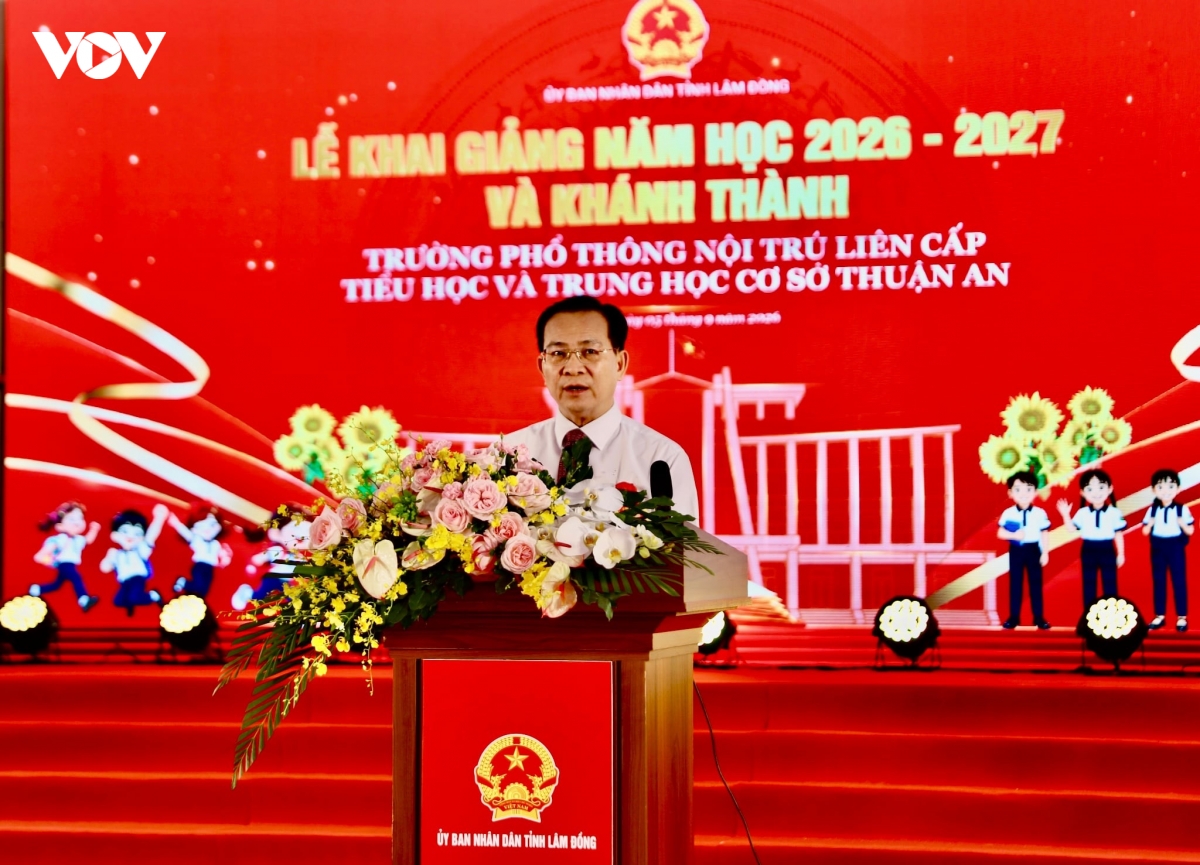 hoc sinh vung bien lam Dong hao huc du khai giang tai truong moi hinh anh 1