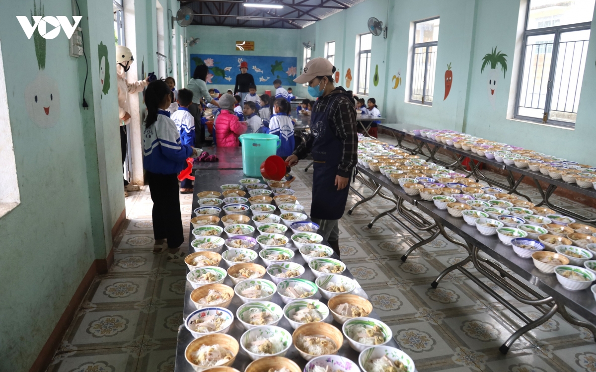 4 gio sang, thay co vung cao quang ngai nhom lua lo bua an cho hoc tro hinh anh 4