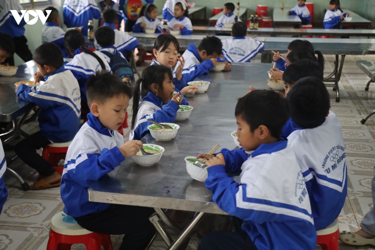 4 gio sang, thay co vung cao quang ngai nhom lua lo bua an cho hoc tro hinh anh 5