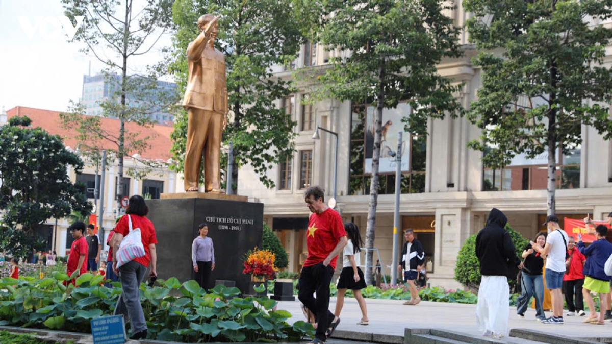 khong khi tap nap, dong vui ngay tet Doc lap o tp.hcm hinh anh 3
