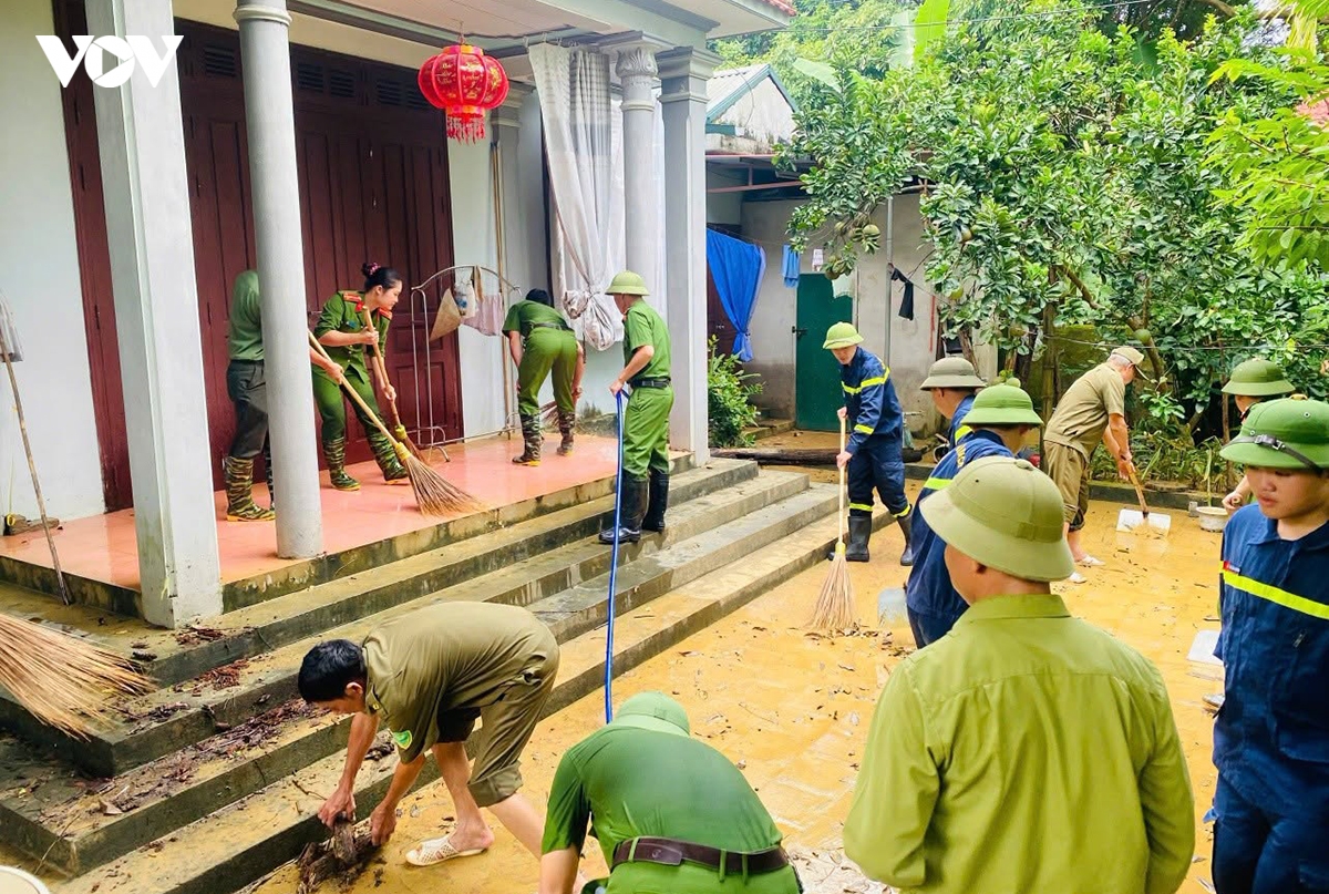 thanh hoa hang nghin luot can bo, chien si ho tro nhan dan khac phuc mua lu hinh anh 1