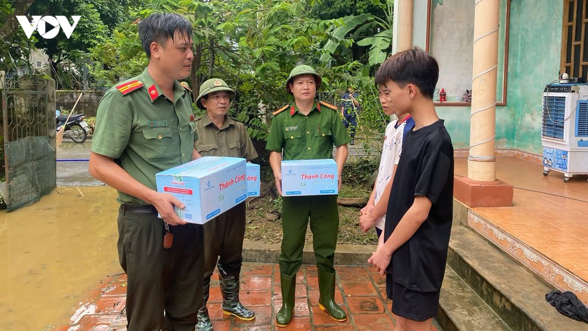 thanh hoa hang nghin luot can bo, chien si ho tro nhan dan khac phuc mua lu hinh anh 2
