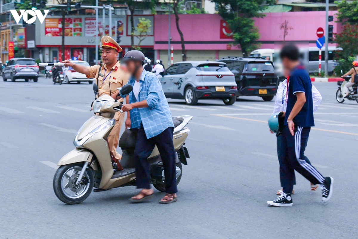 csgt ha noi xu ly hang loat phu huynh, hoc sinh vi pham giao thong hinh anh 3