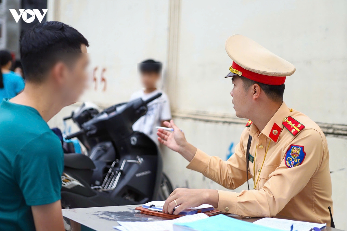 csgt ha noi xu ly hang loat phu huynh, hoc sinh vi pham giao thong hinh anh 5
