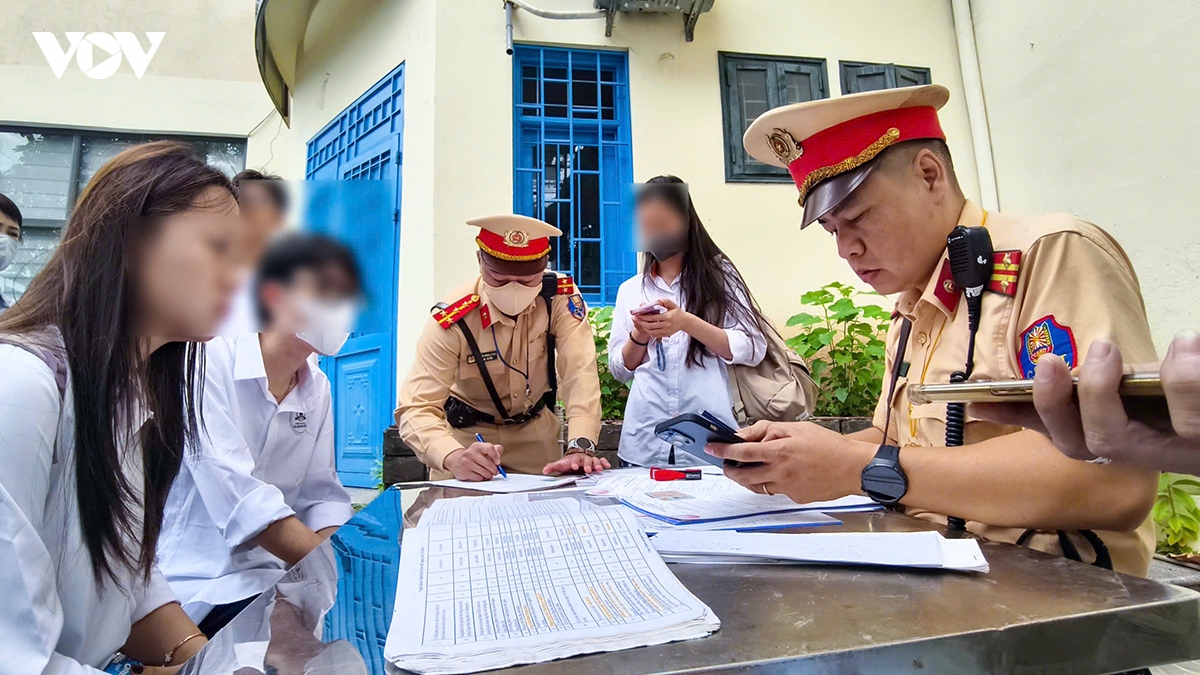 csgt ha noi xu ly hang loat phu huynh, hoc sinh vi pham giao thong hinh anh 8
