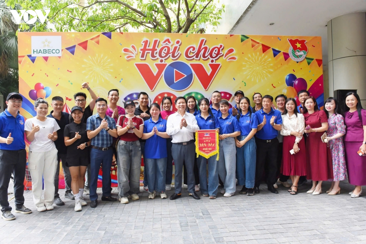 tung bung hoi cho ky niem 81 nam thanh lap Dai tieng noi viet nam hinh anh 14