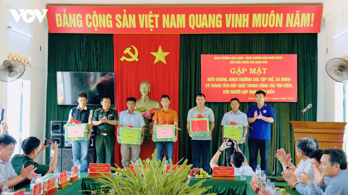 32 ngu dan duoc cuu song va tinh nguoi giua bien ca menh mong hinh anh 2
