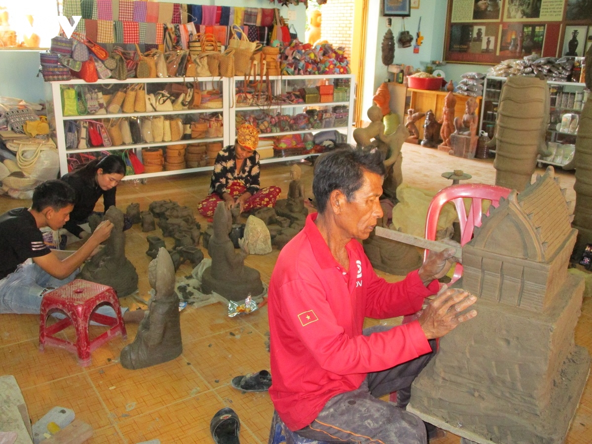 le hoi gom bau truc - dau an van hoa cham hinh anh 1