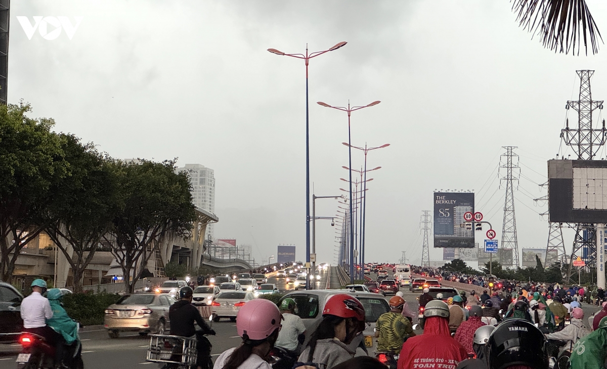mua nhu trut nuoc o tp.hcm, nhieu xe chet may giua duong pho ngap nang hinh anh 2