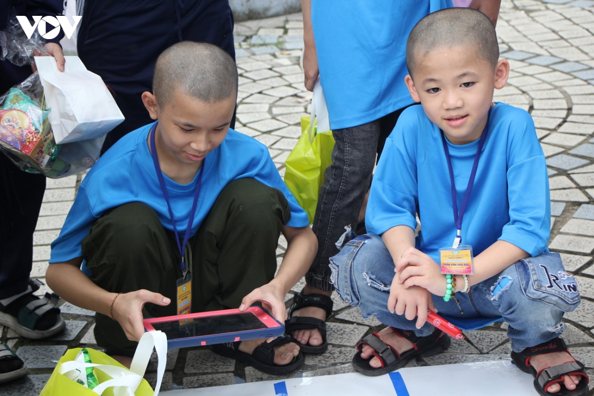 22 nam lan toa nu cuoi dem trang cho tre em kho khan hinh anh 4