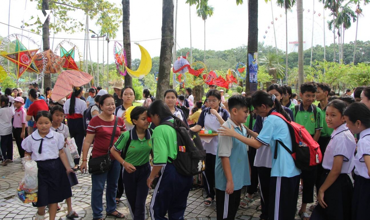 22 nam lan toa nu cuoi dem trang cho tre em kho khan hinh anh 1
