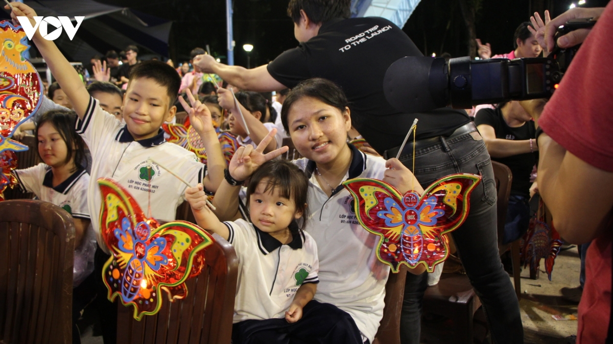 22 nam lan toa nu cuoi dem trang cho tre em kho khan hinh anh 10