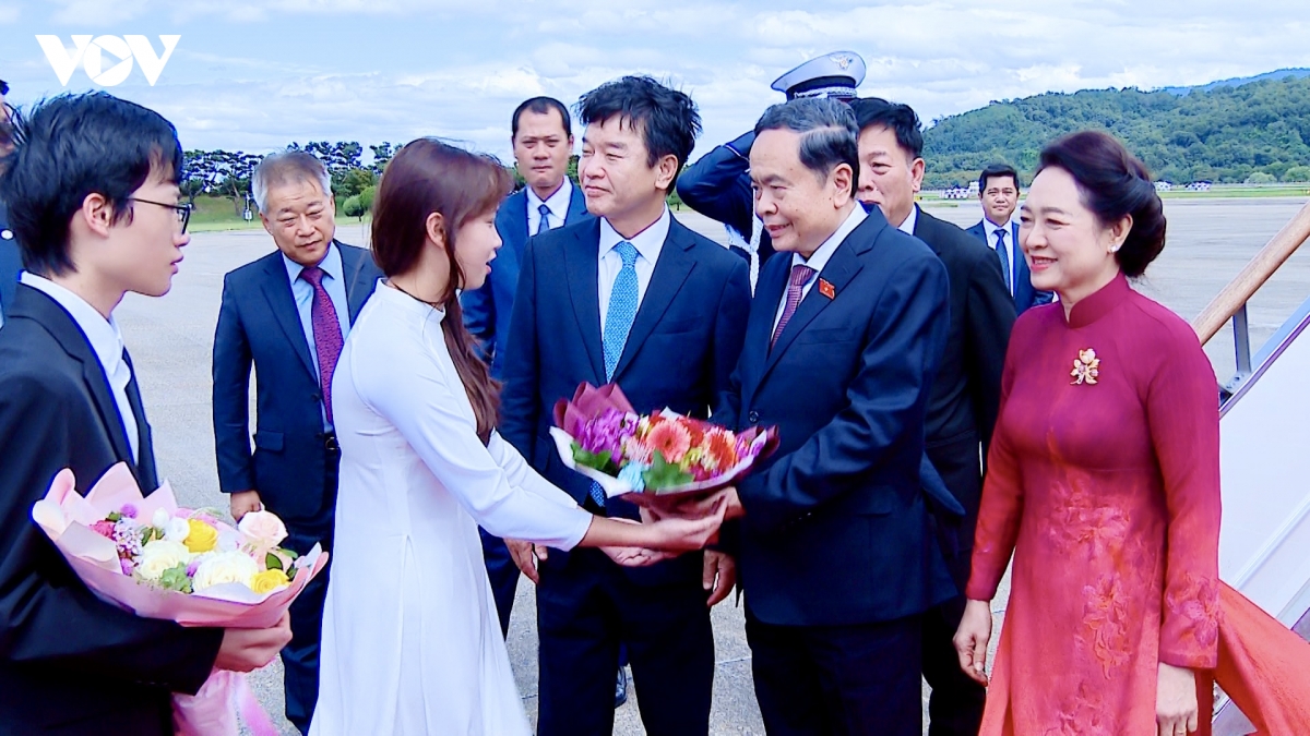 chu tich quoc hoi va phu nhan den seoul, bat dau tham chinh thuc han quoc hinh anh 1