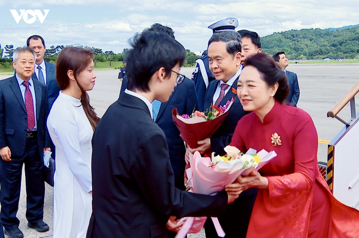chu tich quoc hoi va phu nhan den seoul, bat dau tham chinh thuc han quoc hinh anh 4
