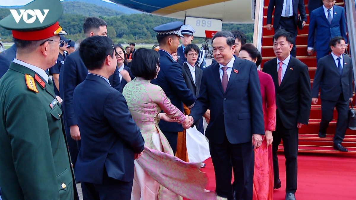 chu tich quoc hoi va phu nhan den seoul, bat dau tham chinh thuc han quoc hinh anh 2