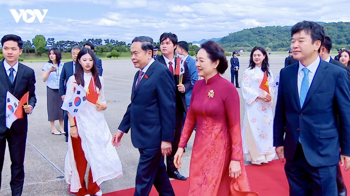 chu tich quoc hoi va phu nhan den seoul, bat dau tham chinh thuc han quoc hinh anh 7