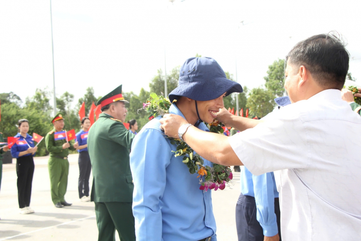 tien Doi k len duong, tiep noi hanh trinh tim dong doi tren dat campuchia hinh anh 3