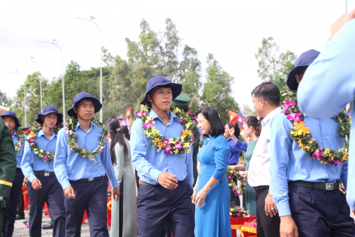 tien Doi k len duong, tiep noi hanh trinh tim dong doi tren dat campuchia hinh anh 9