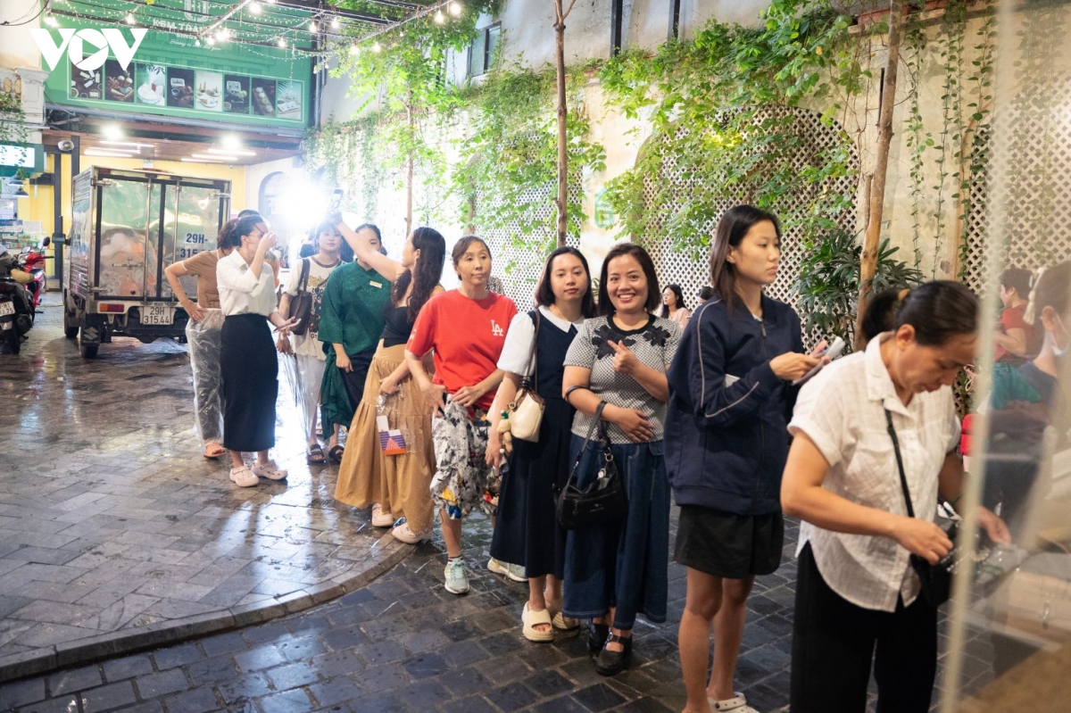 nguoi dan doi mua, xep hang mua kem so 35 trang tien truoc ngay dong cua hinh anh 1