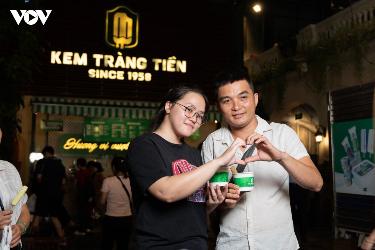 nguoi dan doi mua, xep hang mua kem so 35 trang tien truoc ngay dong cua hinh anh 8
