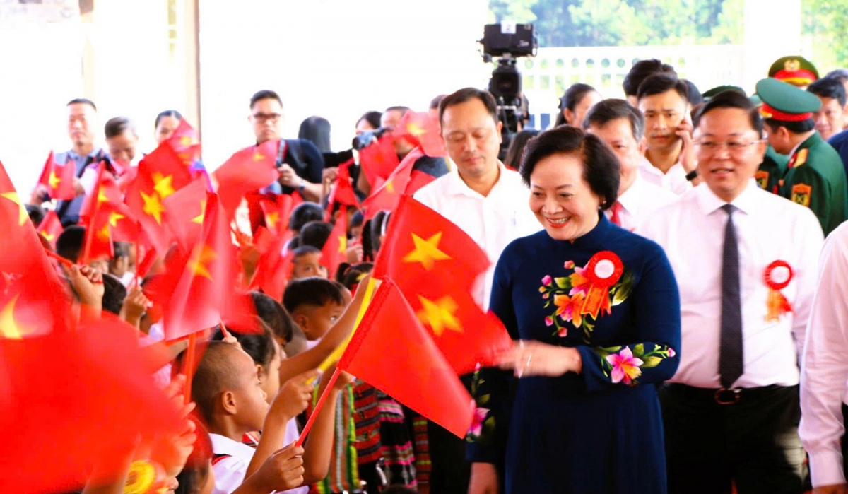 lanh dao Dang, nha nuoc du le khanh thanh diem truong va khai giang nam hoc moi hinh anh 24