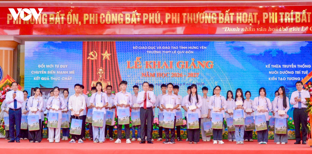 lanh dao Dang, nha nuoc du le khanh thanh diem truong va khai giang nam hoc moi hinh anh 10